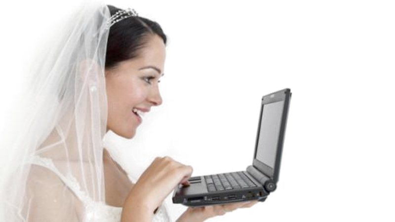 Un bacio attraverso lo schermo il matrimonio nellera digitale