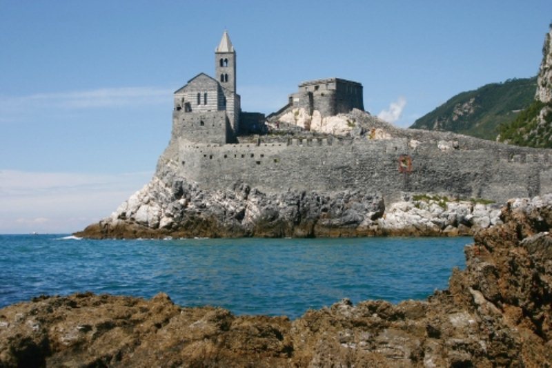Chiesa di San Pietro a Portovenereposta sugli scogli a strapiombo sul mar