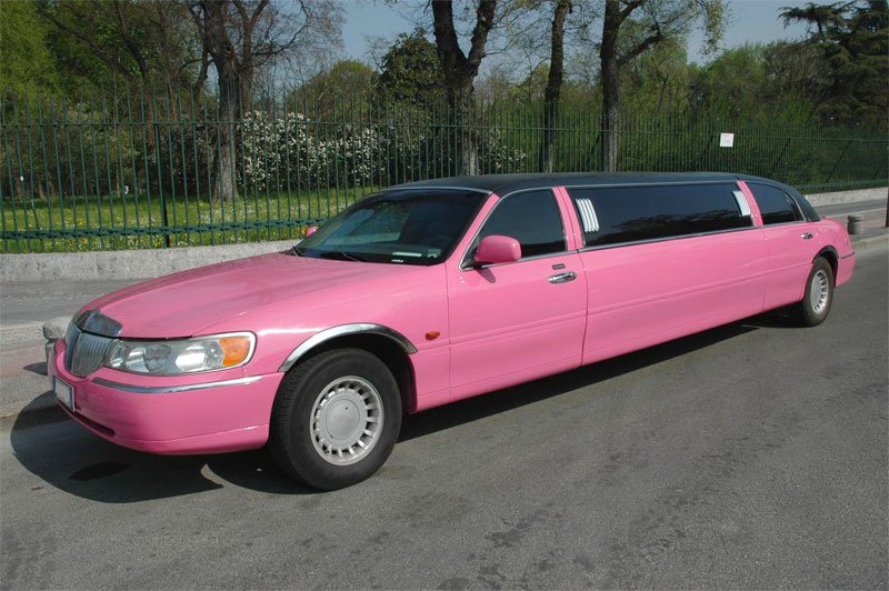 Pink  Limousine l’auto più stravagante d’Italia